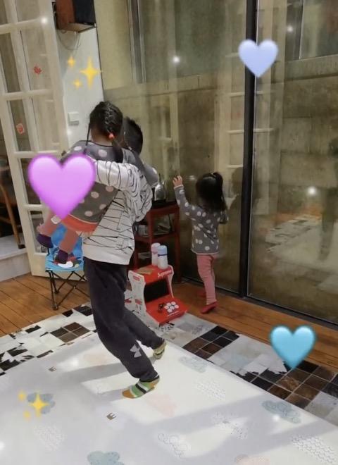 杨阳洋给双胞胎妹妹公主抱,杨威紧搂女儿纪念宅家50天,十分宠溺