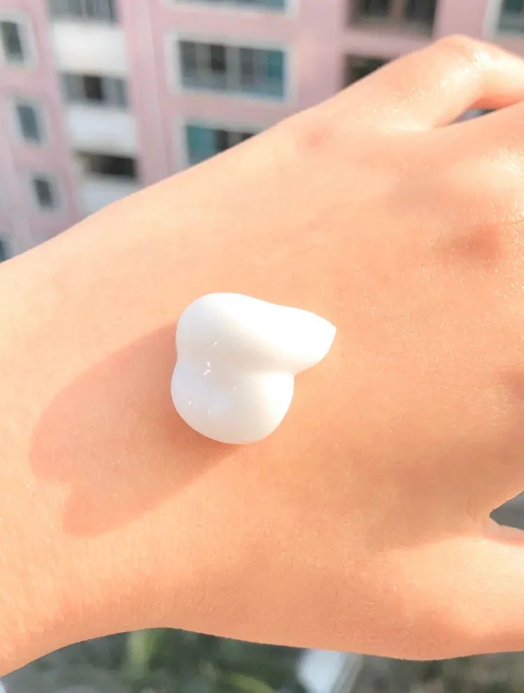 身体乳能涂手和脚吗(身体乳只涂抹手跟腿可以吗)