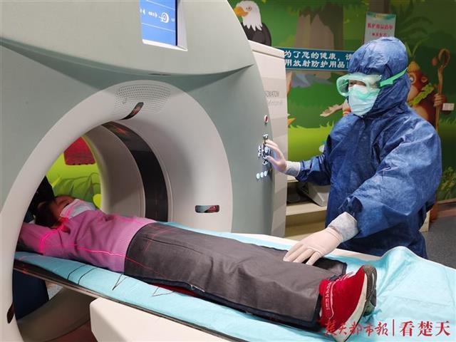 儿童影像团队黑白影像世界里的病毒猎手