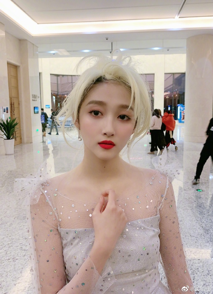 大四学生关晓彤写论文遇阻,在群里求助沈腾贾玲华晨宇,却被冷落