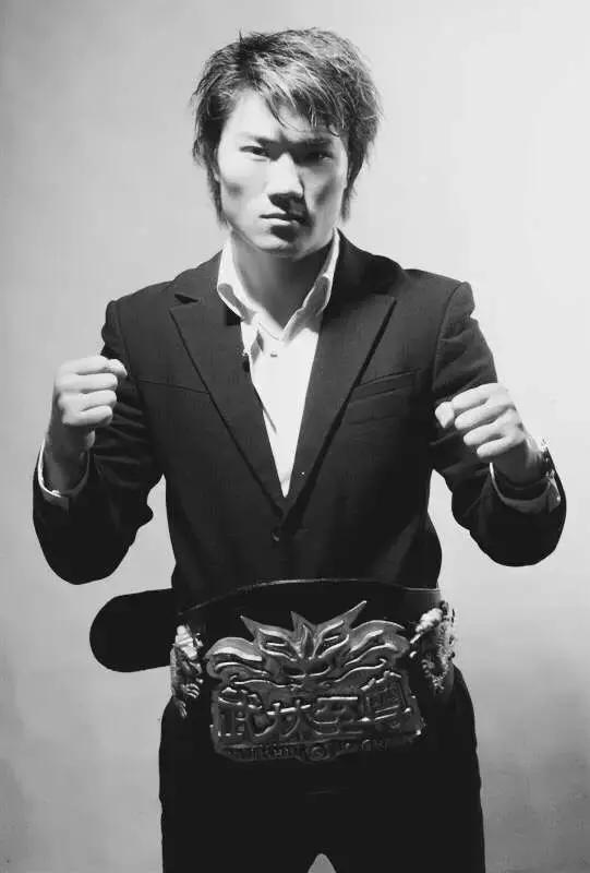 他是脾气最火爆的泰拳王,一言不合打裁判马涛,却被方便全程戏耍