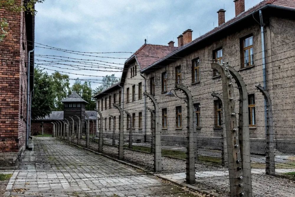 "死亡工厂"不需要诗人?