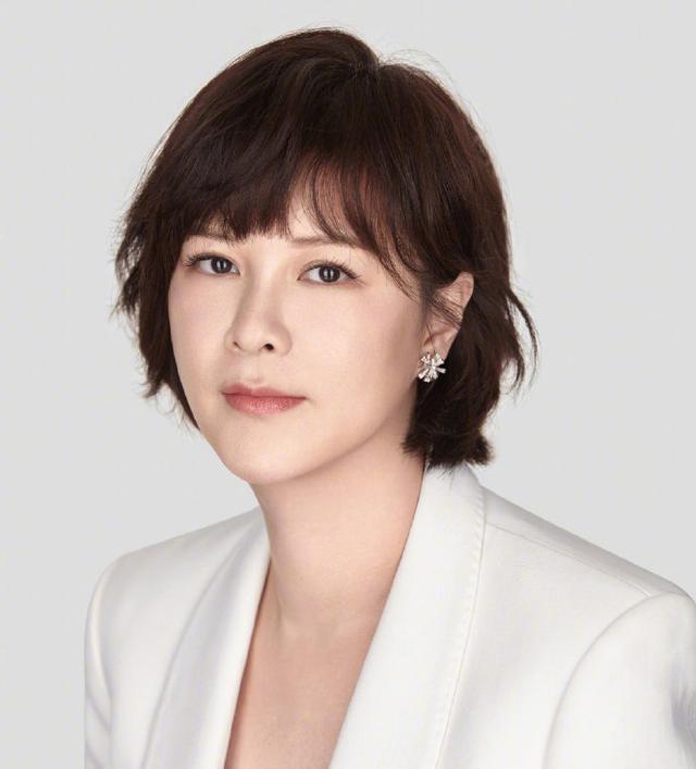 杜华女士不愧是艺人老板,时尚表现力还不错,短发红裙高级又干练