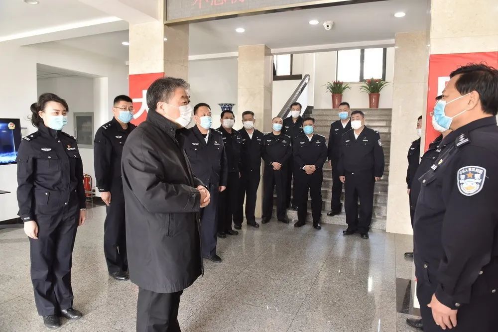 期间,副区长,公安分局局长杨秉魁和分局全体党委班子成员就落实疫情