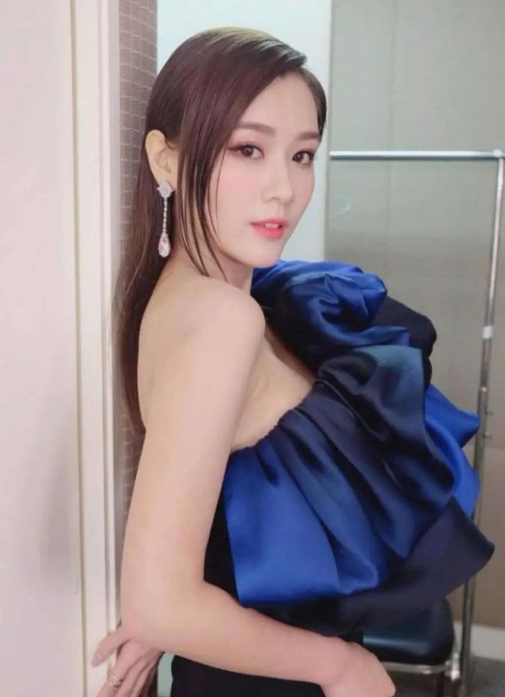 眼镜封锁颜值!tvb人气女神脱下眼镜人气急升:每天都会被赞漂亮