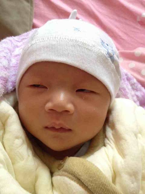 刚出生的儿子一身"白粉",爸爸看后焦躁不安,医生:恭喜你了!