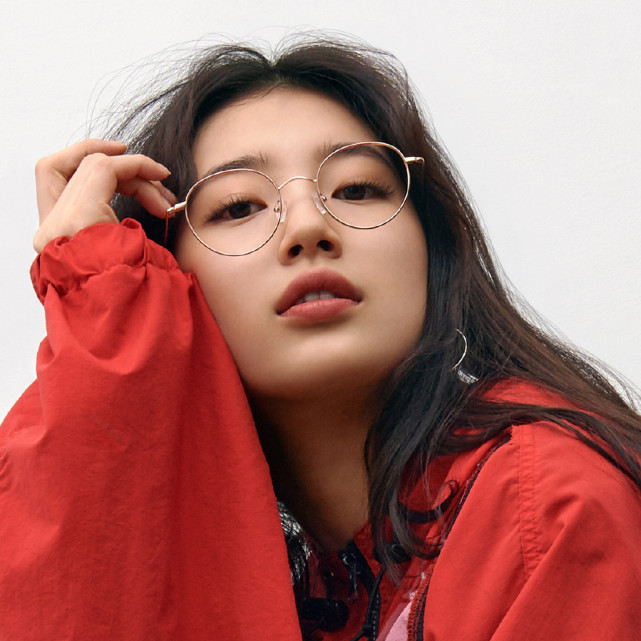 裴秀智更新代言图,戴上眼镜的欧尼时尚感满分