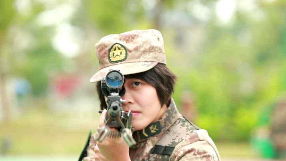 成为响当当的"女枪王"力压众多高手获得第三名去年参加集团军"百名