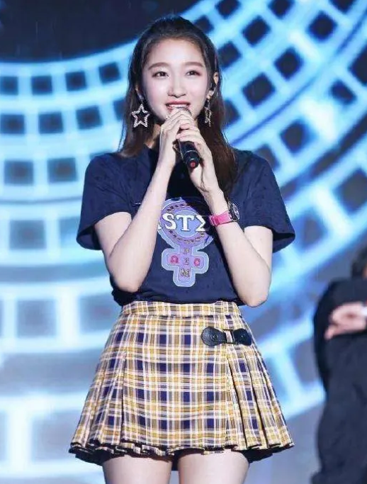 有一种狂野叫关晓彤穿短裙别人都把安全裤藏起来她却偏偏与众不同