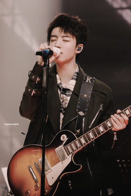 王俊凯《我们的乐队》节目中的吉他弹唱照,有没有被a到_腾讯新闻