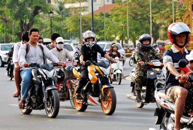 印度土豪来中国 一下飞机就直言 怎么连摩托车都没有