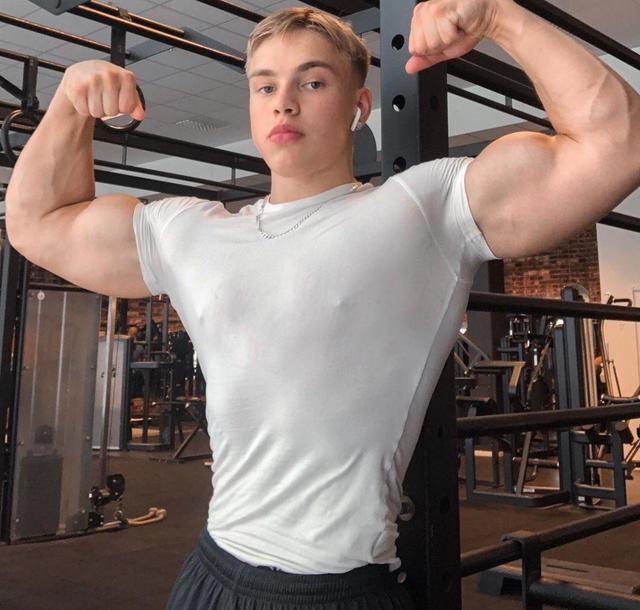 安特斯今年18岁,一身发达的肌肉,高耸的肱二头肌,有些人说他跟青少年