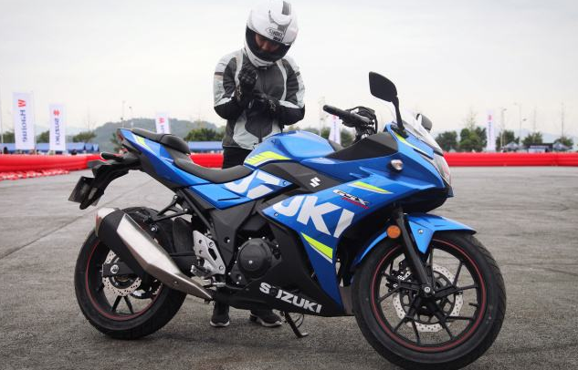 當春風250sr遇上豪爵鈴木gsx250,如何選擇?結果一目瞭然!