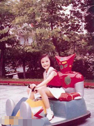 现在看看李嘉欣的童年照,其实她五官从小很标致,只是当时没有经过"