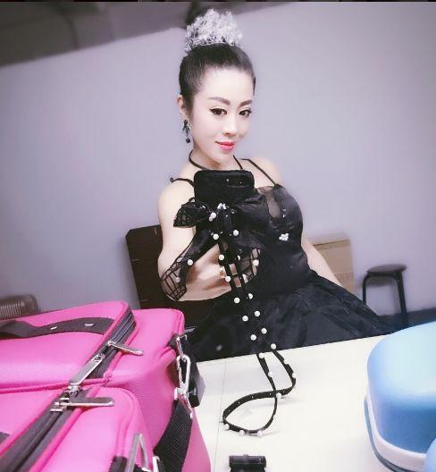 王小利前妻近照曝光穿泳装秀好身材头戴鸡蛋花妆容精致