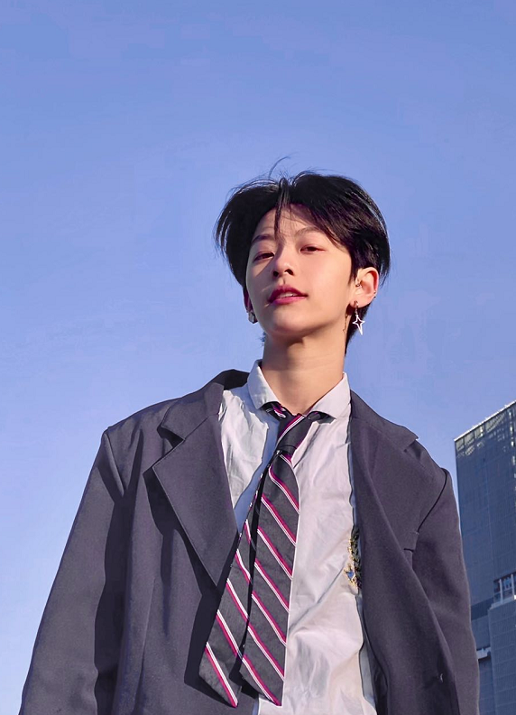 打开腾讯新闻,查看更多图片 >这就是刘梦啦,性别女却爱好男装,不管是