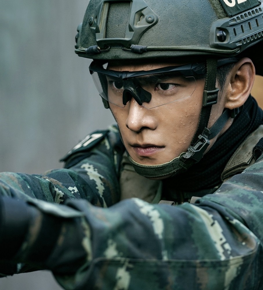 《亲爱的戎装》黄景瑜新海报曝光,同演军旅剧,杨洋黄景瑜你更看好谁?