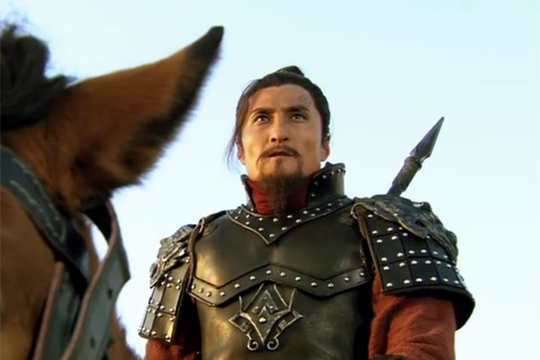 山士奇的打扮和兵器是什么?