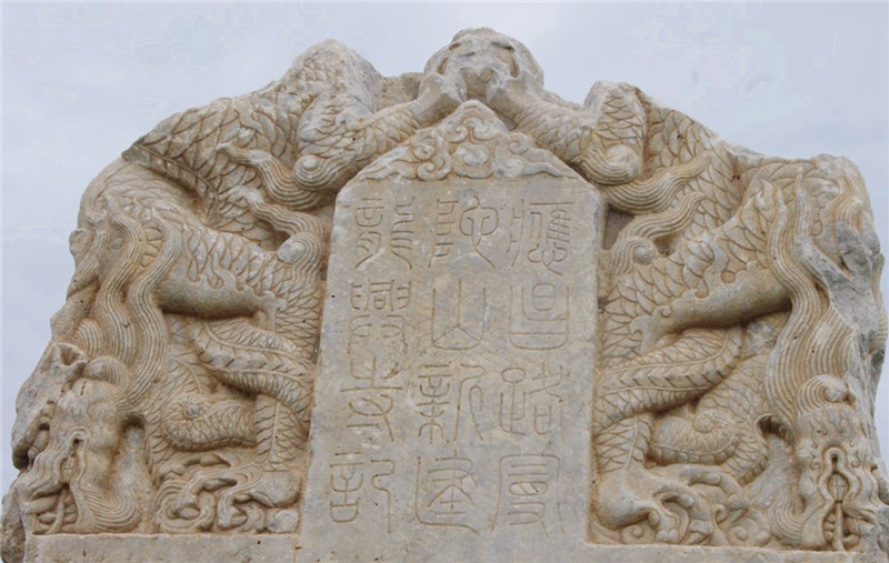 所载:郑成功逝世于1662年6月23日,享年37岁,而墓志铭显示朱以海是在