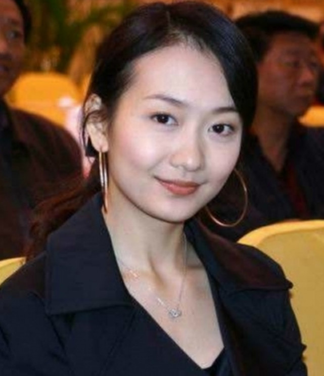 现在的王鸥固然是很美,可回看她年轻时候她当年的脸其实并没有如今