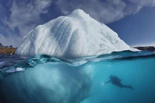 摄影师拍罕见的水下冰山