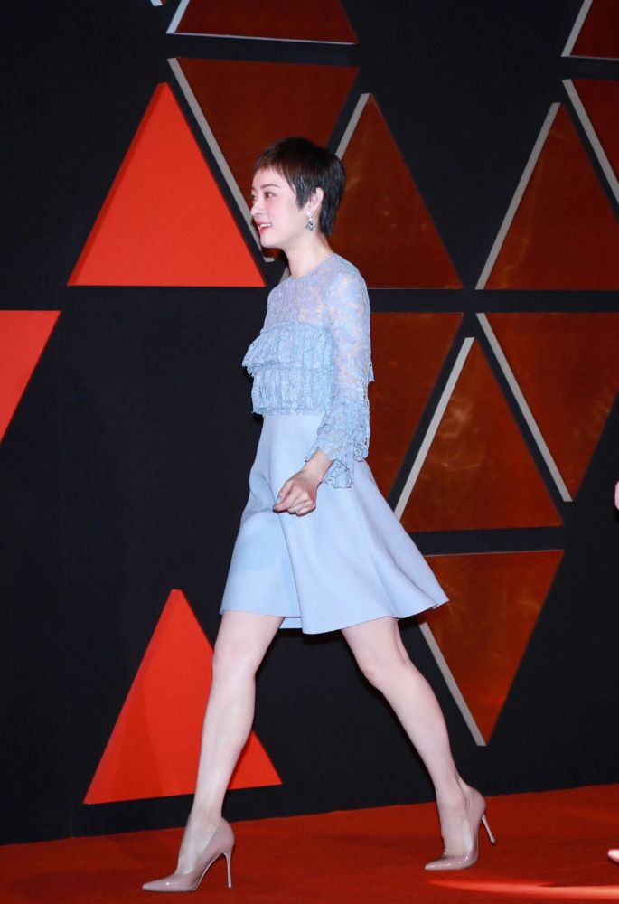 孙俪越穿越有魅力白衬衫搭黑色休闲裤简约大气气质更加出众