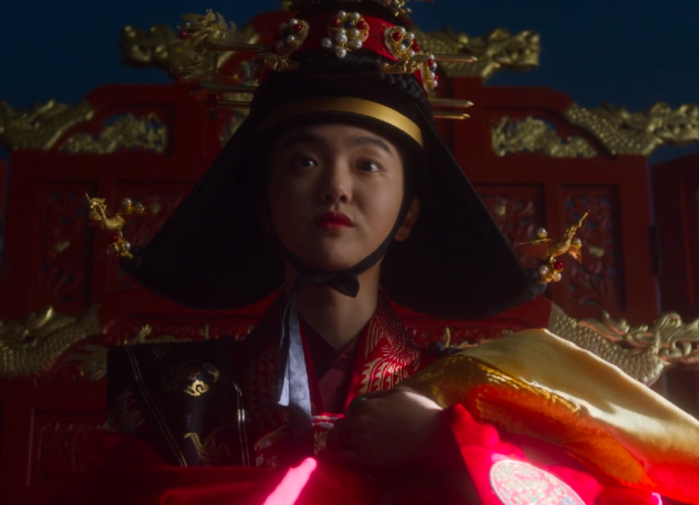 中殿娘娘坐在王座上被群尸啃噬,死后面目全非狰狞奔跑,非常讽刺.