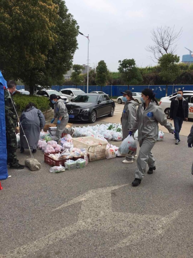 小區居民們開通的小程序團購群裡,見惠美同興生活超市推薦的九元錢