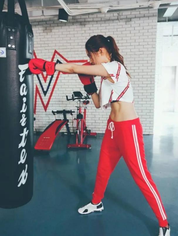 佟丽娅穿t恤罕见秀马甲线,无痕裤外露大秀长腿