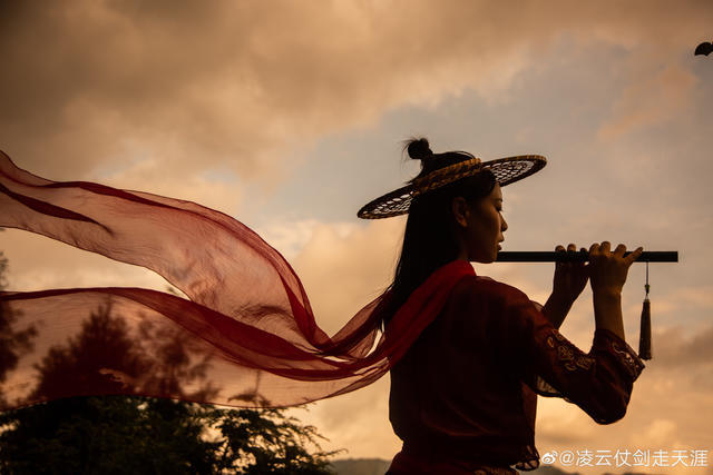 "提剑扔垃圾女侠"火了,98后峨眉派大师姐自认:可能我圆了大家的武侠梦