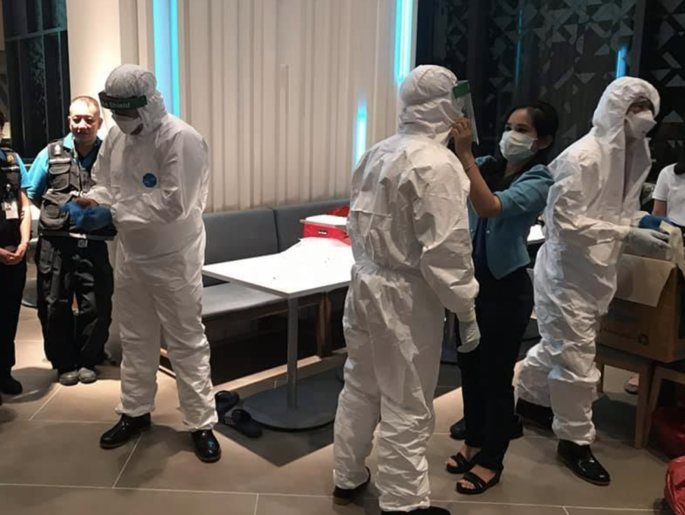 中国男子在泰国坠楼身亡 当地工作人员穿防护服收尸