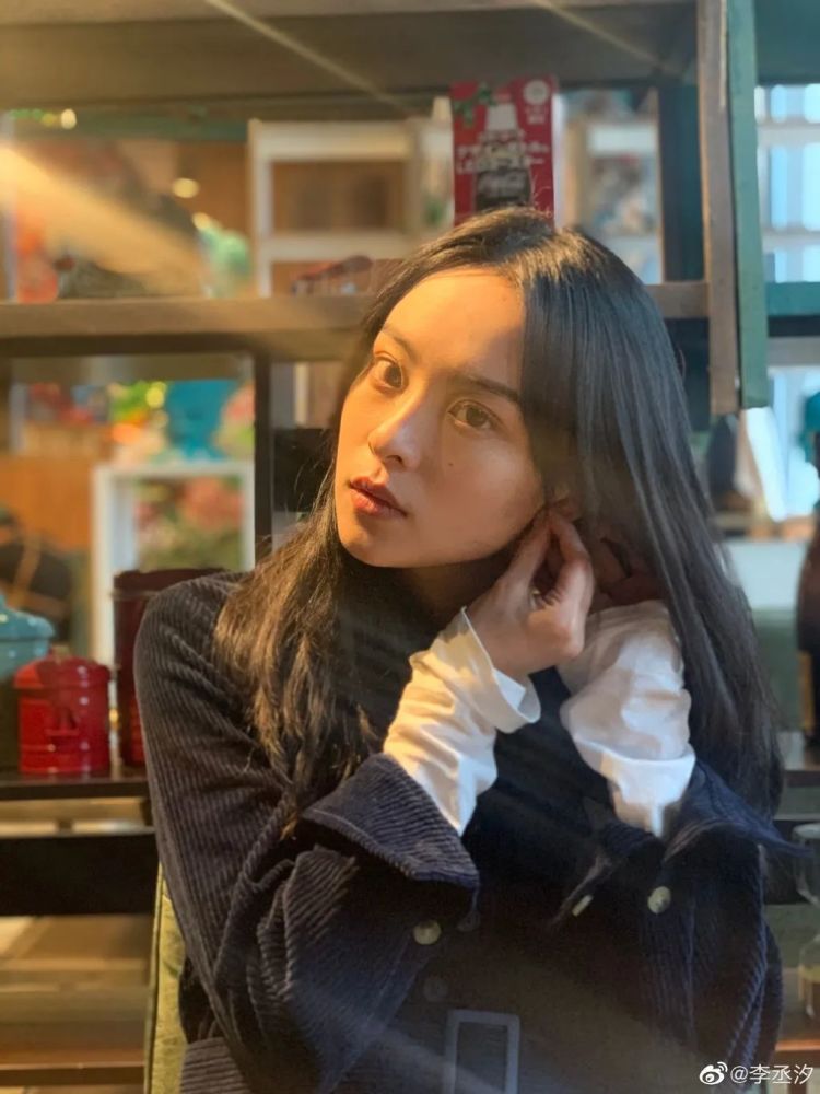 李丞汐本名曾霜旖,2013年,就读于福鼎一中的她以669分的好成绩名列