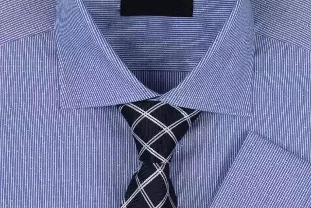 领,左右领子打开的角度在120°~180°之间,宽角领尖领就是不错的选择