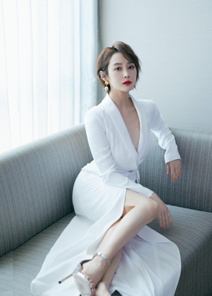 李纯比闺蜜佟丽娅敢穿,西装裙高开叉长腿惹眼,性感露背更是惊艳