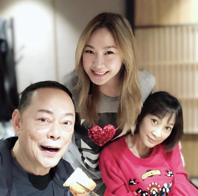 71岁tvb绿叶罗乐林为女儿庆生妻子罕见露脸,两人同屋分居九年不离婚