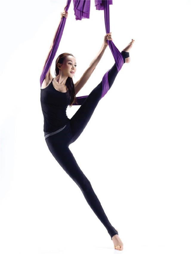 52岁萧蔷太迷人!健身表演空中飞人,轻松做一字马高难度动作