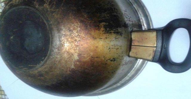 炒饭锅用久了,锅底灰厚厚一层,几个好方法锅灰好解决
