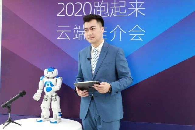 fm93浙江交通之声主持人董越和交通之声路况播报机器人小路联袂主持