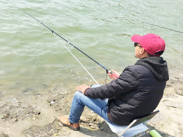 河边钓鱼,旁边一男一女吵架,好心上前劝阻,却意外"破案"一桩