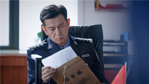 江柏萱是一位实力派演员,此次在《重生》中饰演市局督查处处长邱冬阳.