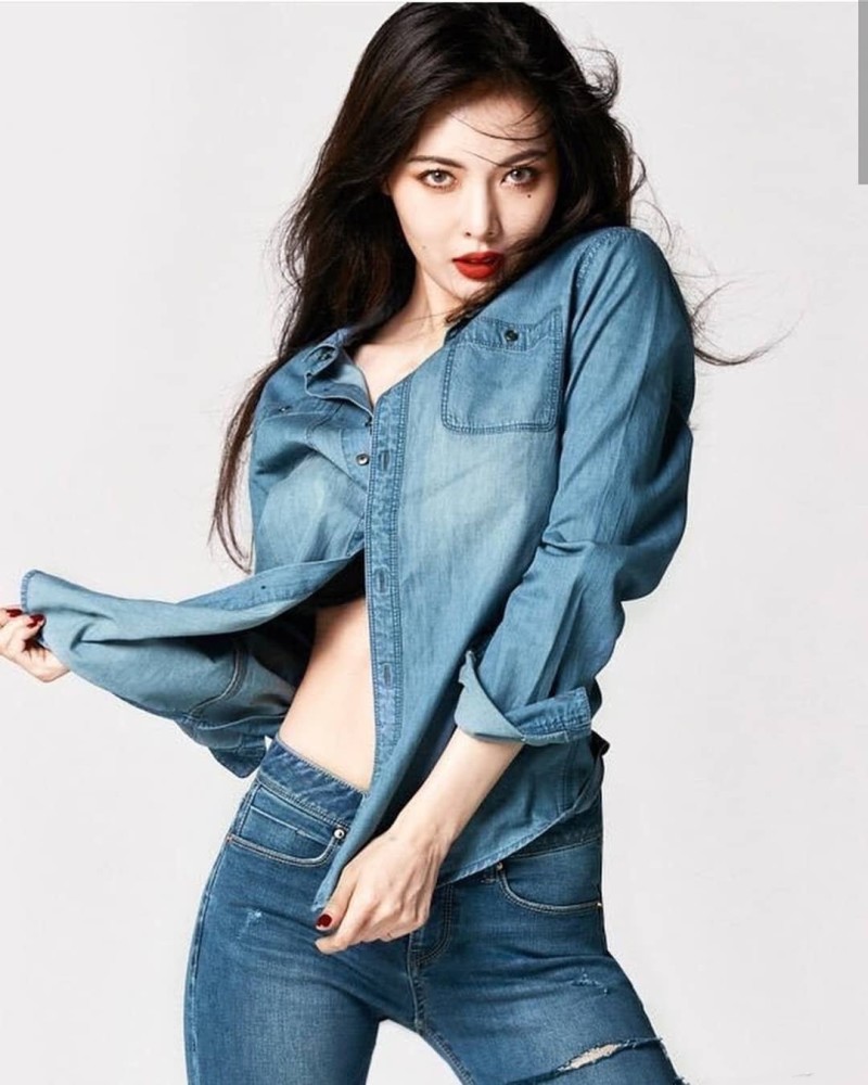 金泫雅又美了!衬衫里面没内搭,也敢只系一枚扣,这身材看服了