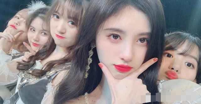 鞠婧祎和队友怼脸自拍看到颜值对比终于明白为何她这么火