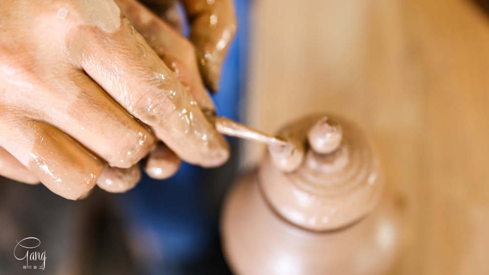 潮州街头闲逛偶遇大师在街头表演世界最小手拉壶技艺精湛