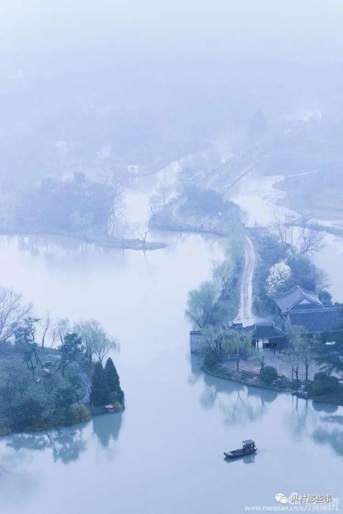 題圖詩:春風把盞邀山水,一簾悠夢染詩心