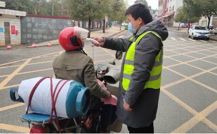 李樂樂積極協助鎮黨委政府,駐村領導,駐村幹部,支村