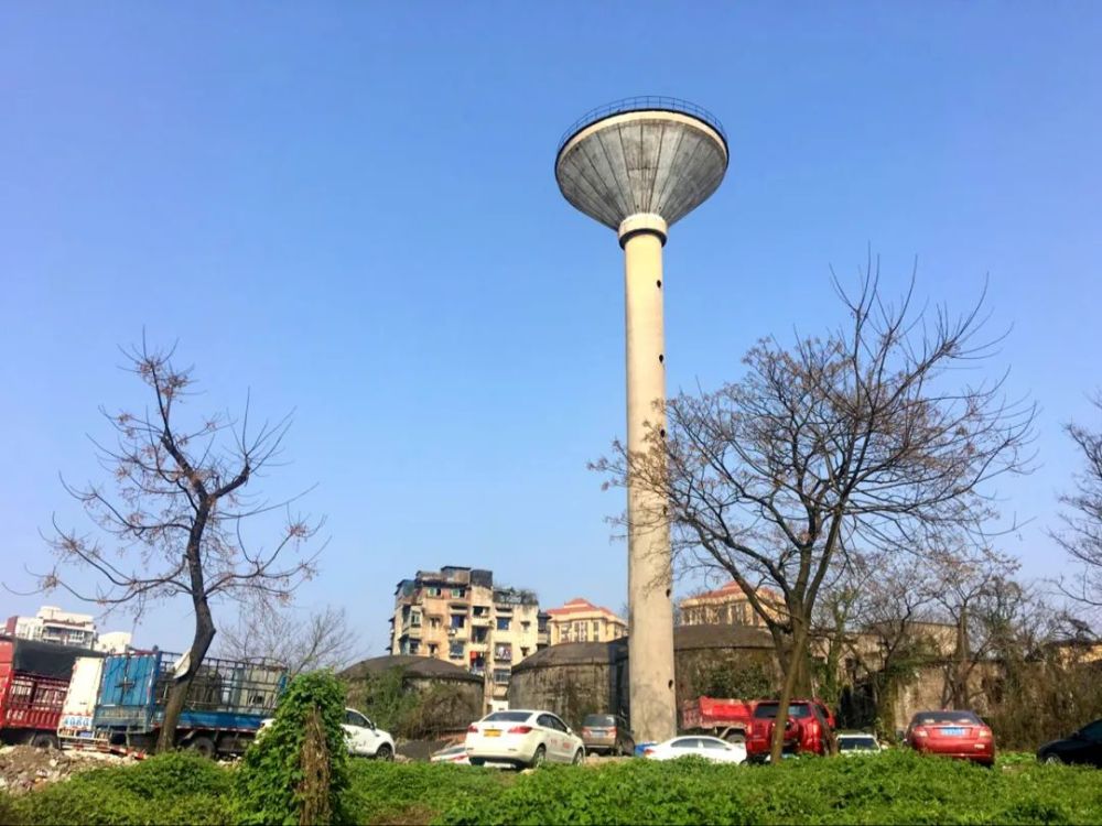 跃进村储水塔远跃进村储水塔建于1962年,为钢筋混凝土结构,主体由水箱