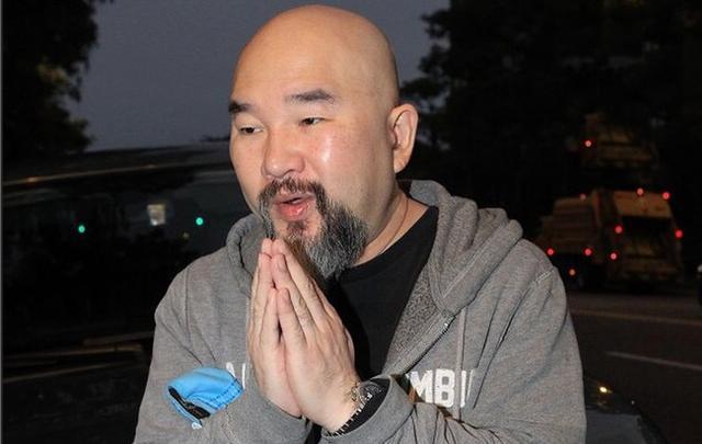 昨天刘真丈夫辛龙首次公开露面,为妻子奔走36天后,辛龙胡子发白面容