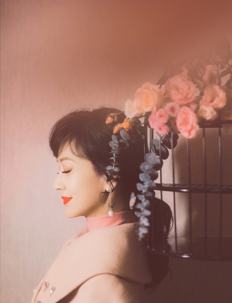 赵雅芝晒照闭眼闻香侧脸完美,柔光下尽显岁月静好