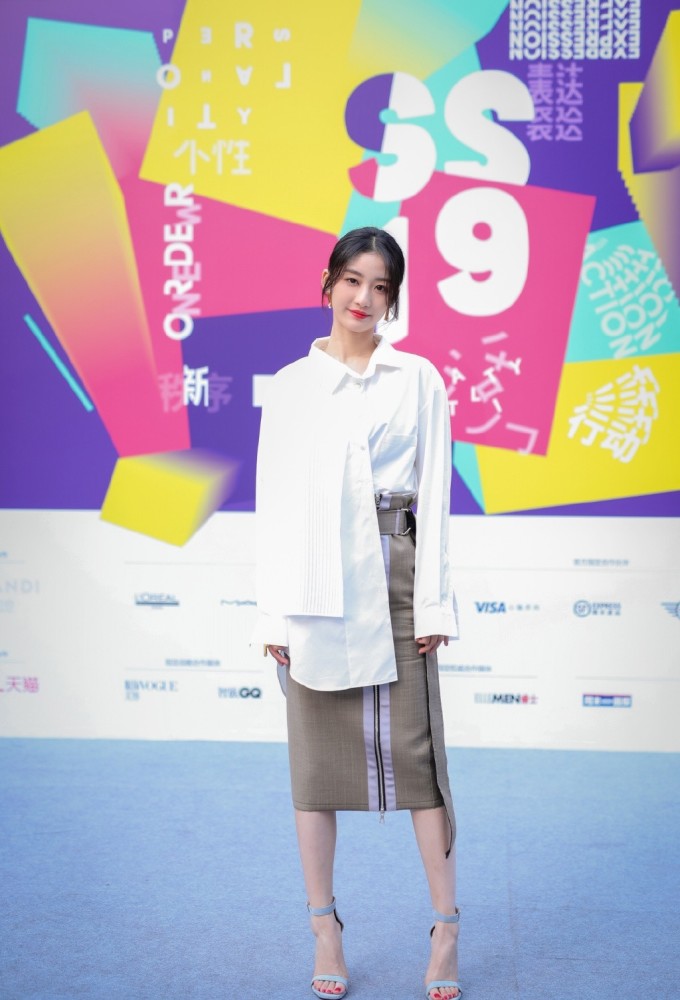 休闲,小性感而她日常的私服造型,则展示了另外一种风格的戚砚笛