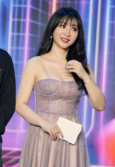 柳岩终于翻车了故意穿小号抹胸连衣裙秀身材130斤太真实